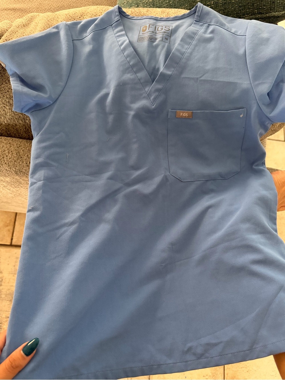 Figs Women’s Light Blue V-Neck Scrub Top with Pants (joggers)